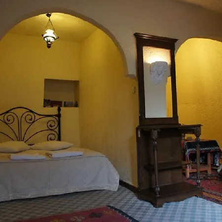 מלון Monastery Cave *