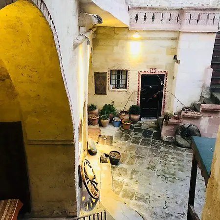 Monastery Cave מלון