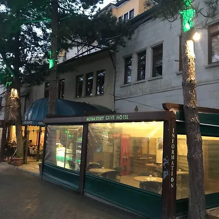 מלון Monastery Cave