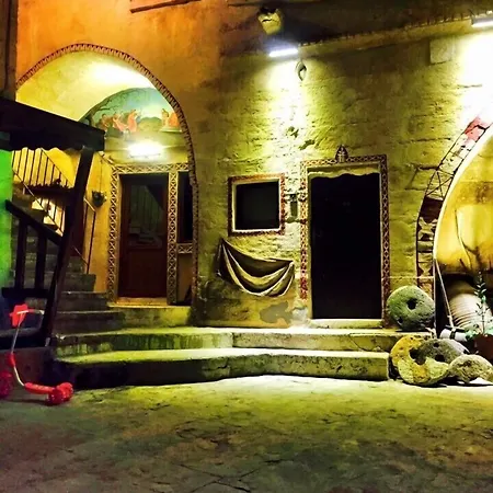 Monastery Cave מלון *